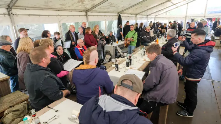 Gut essen im Abseits am Büdchen in Osnabrück- Wohnungs- und Obdachlose kommen zum Gala Menü zusammen.