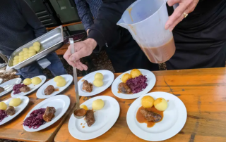 Gut essen im Abseits am Büdchen in Osnabrück- Das Gala Menü wird angerichtet.