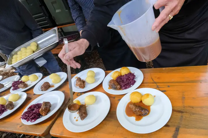 Gut essen im Abseits am Büdchen in Osnabrück- Das Gala Menü wird angerichtet.