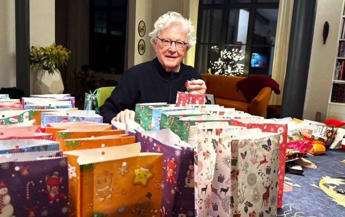 K 3 Klaus Lang Weihnachtsaktion Geschenktüten für die Kinder und Jugendlichen werden gepackt